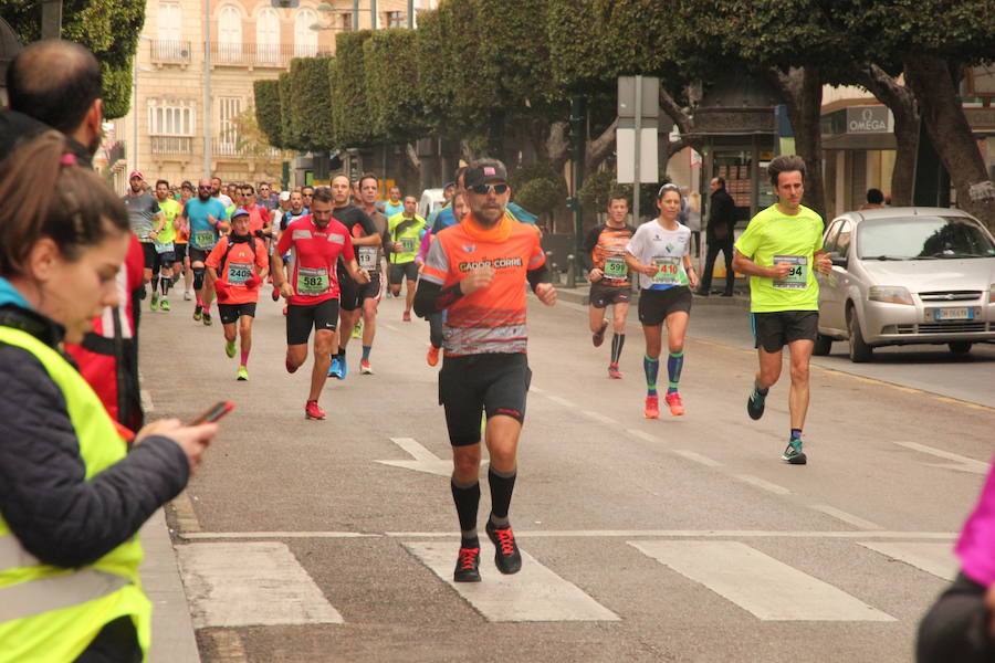 Han invertido 1 hora, 3 minutos y 30 segundos y 1.17:18, respectivamente, en recorrer los 21.097 metros en una prueba con más de 4.600 participantes