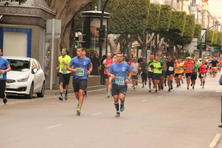 Han invertido 1 hora, 3 minutos y 30 segundos y 1.17:18, respectivamente, en recorrer los 21.097 metros en una prueba con más de 4.600 participantes