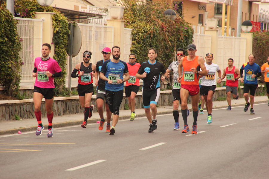 Han invertido 1 hora, 3 minutos y 30 segundos y 1.17:18, respectivamente, en recorrer los 21.097 metros en una prueba con más de 4.600 participantes