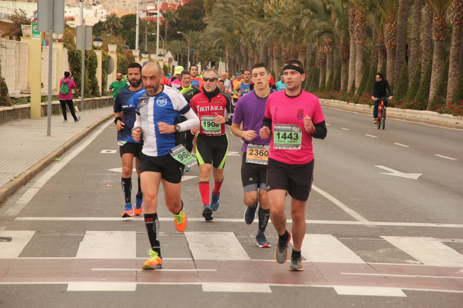 Han invertido 1 hora, 3 minutos y 30 segundos y 1.17:18, respectivamente, en recorrer los 21.097 metros en una prueba con más de 4.600 participantes