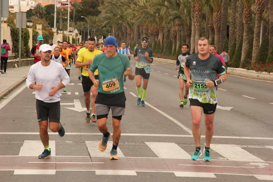 Han invertido 1 hora, 3 minutos y 30 segundos y 1.17:18, respectivamente, en recorrer los 21.097 metros en una prueba con más de 4.600 participantes