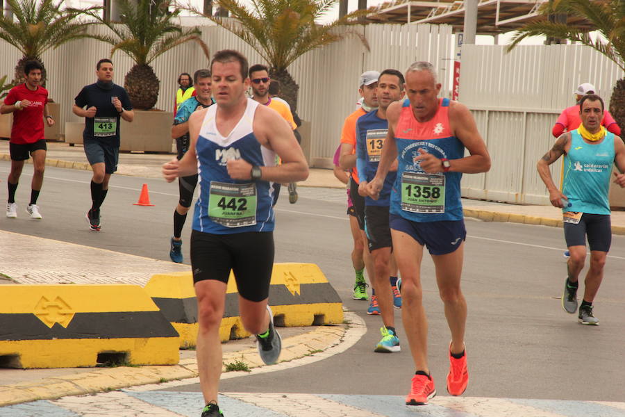 Han invertido 1 hora, 3 minutos y 30 segundos y 1.17:18, respectivamente, en recorrer los 21.097 metros en una prueba con más de 4.600 participantes