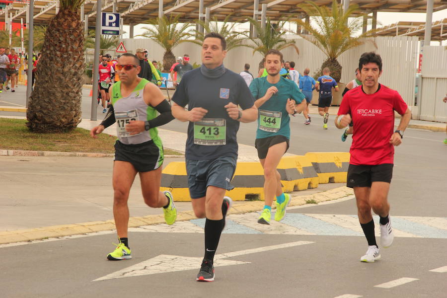 Han invertido 1 hora, 3 minutos y 30 segundos y 1.17:18, respectivamente, en recorrer los 21.097 metros en una prueba con más de 4.600 participantes