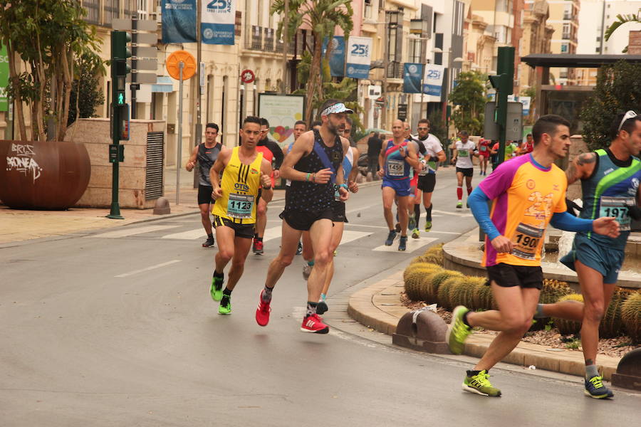 Han invertido 1 hora, 3 minutos y 30 segundos y 1.17:18, respectivamente, en recorrer los 21.097 metros en una prueba con más de 4.600 participantes