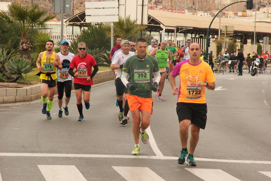 Han invertido 1 hora, 3 minutos y 30 segundos y 1.17:18, respectivamente, en recorrer los 21.097 metros en una prueba con más de 4.600 participantes