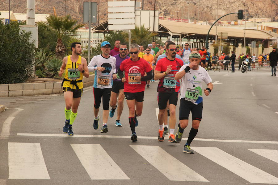 Han invertido 1 hora, 3 minutos y 30 segundos y 1.17:18, respectivamente, en recorrer los 21.097 metros en una prueba con más de 4.600 participantes