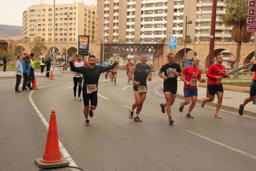 Han invertido 1 hora, 3 minutos y 30 segundos y 1.17:18, respectivamente, en recorrer los 21.097 metros en una prueba con más de 4.600 participantes