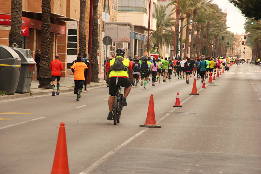 Han invertido 1 hora, 3 minutos y 30 segundos y 1.17:18, respectivamente, en recorrer los 21.097 metros en una prueba con más de 4.600 participantes