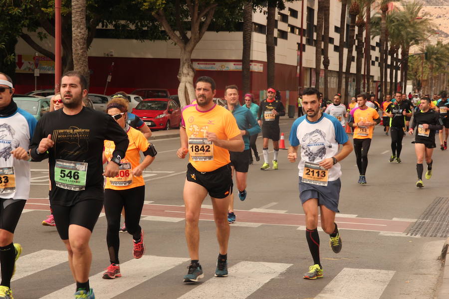 Han invertido 1 hora, 3 minutos y 30 segundos y 1.17:18, respectivamente, en recorrer los 21.097 metros en una prueba con más de 4.600 participantes