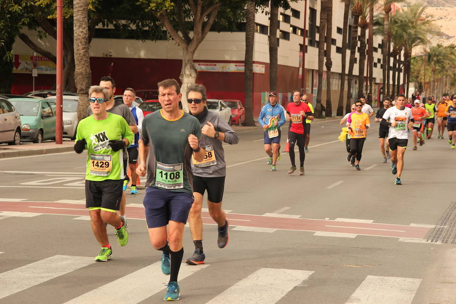 Han invertido 1 hora, 3 minutos y 30 segundos y 1.17:18, respectivamente, en recorrer los 21.097 metros en una prueba con más de 4.600 participantes