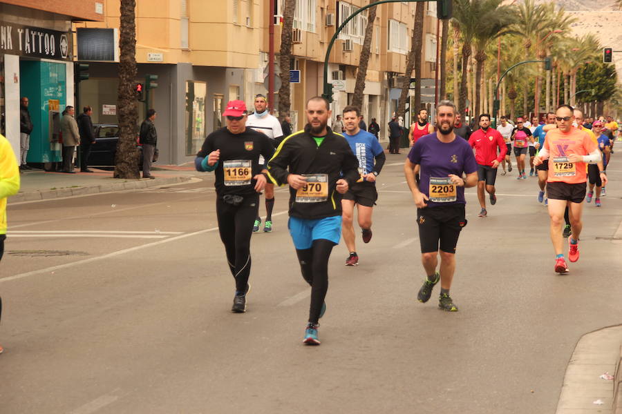 Han invertido 1 hora, 3 minutos y 30 segundos y 1.17:18, respectivamente, en recorrer los 21.097 metros en una prueba con más de 4.600 participantes