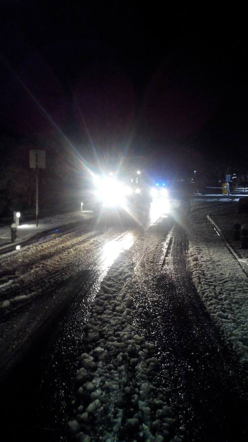 La nieve empieza a complicar la circulación en la A-92 por Loja y está cerrado el Puerto de la Mora