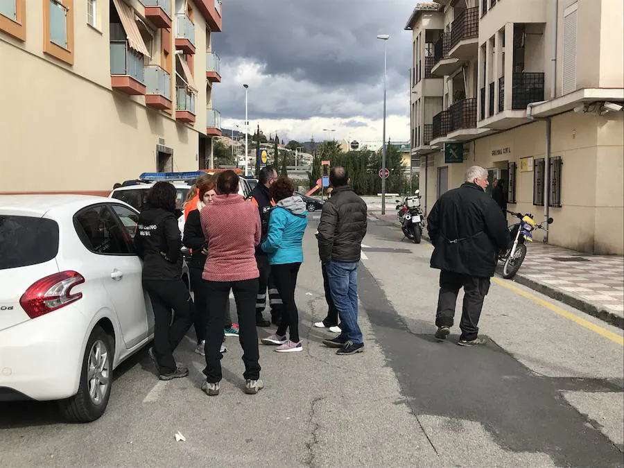 Patrullas con decenas de vecinos voluntarios siguen apoyando a las fuerzas de seguridad que mantienen en Salobreña una desesperada búsqueda por tierra, mar y aire