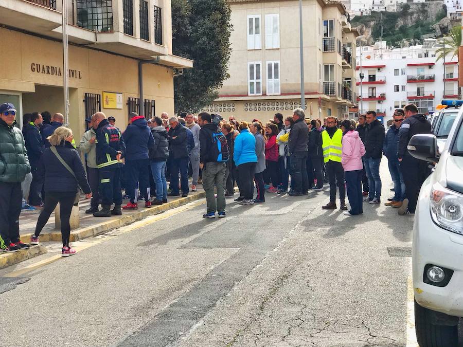 Patrullas con decenas de vecinos voluntarios siguen apoyando a las fuerzas de seguridad que mantienen en Salobreña una desesperada búsqueda por tierra, mar y aire