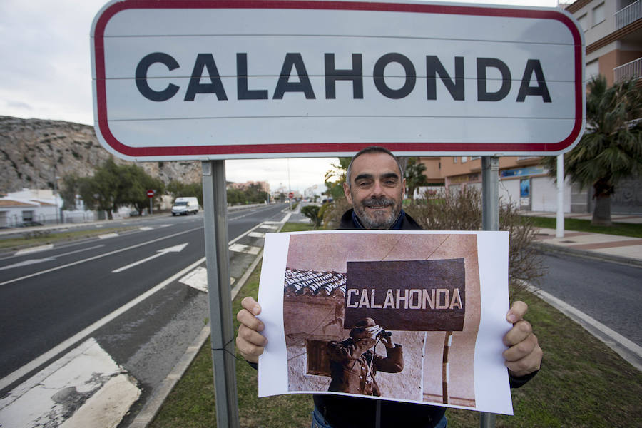 Fernando Alcalde posa con la foto del miliciano en Calahonda que le dio una pista de oro para su investigación. 