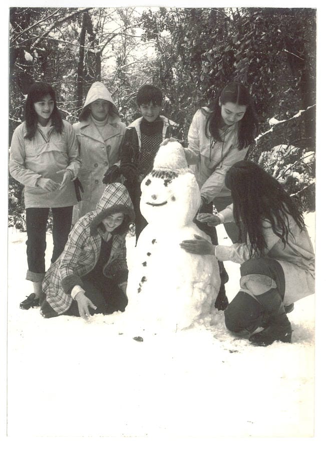Un grupo de amigas fabrican un muñeco de nieve. Torres Molina. 20 de diciembre de 1970