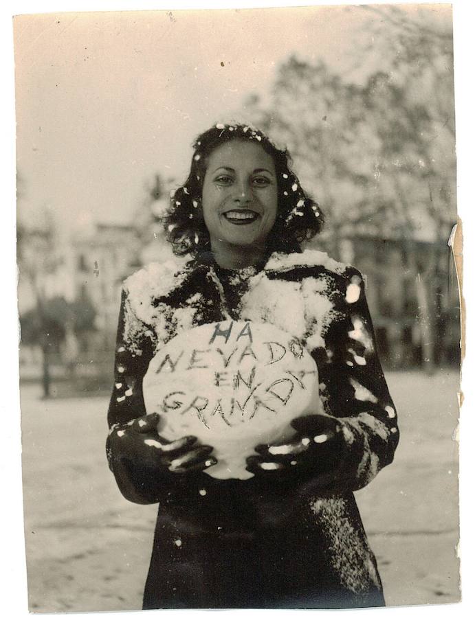 Una chica celebra la nevada en una imagen de los años cuarenta. Torres Molina/Archivo de Ideal