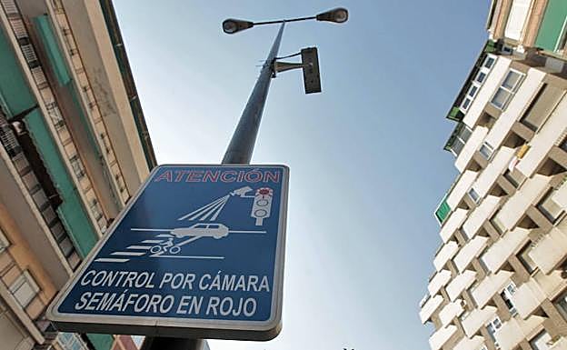 Una de las cámaras 'ponemultas', en el Camino de Ronda.