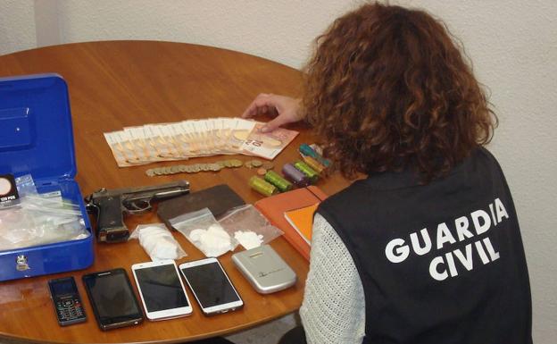 Desarticulan un punto de venta de cocaína con dos detenidos en Castell de Ferro