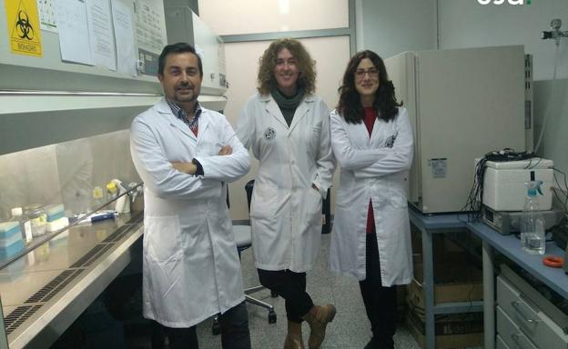 De izquierda a derecha, los investigadores, Juan Antonio Marchal, Macarena Perán y y Elena López.