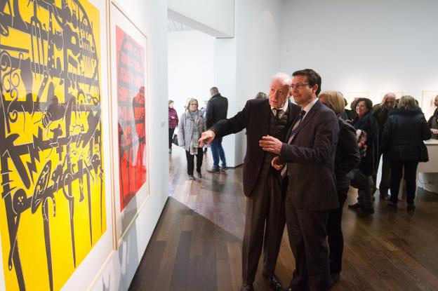 El artista conversa con el alcalde, Francisco Cuenca, durante la inauguración de la exposición en el Centro Lorca. 