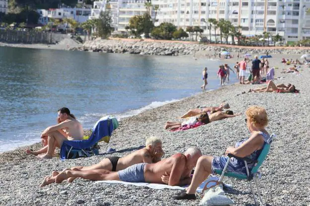 Las playas de la Costa Tropical, con su orilla de piedras.