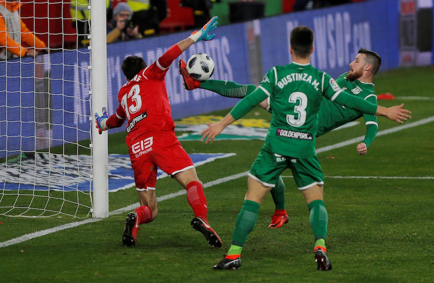 El conjunto hispalense cerró su pase a la final de la Copa del Rey derrotando por 2-0 a los pepineros.