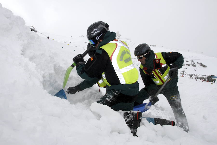 La Guardia Civil realizó un espectacular simulacro de rescate en avalancha al que asistieron aspirantes a profesor de esquí 