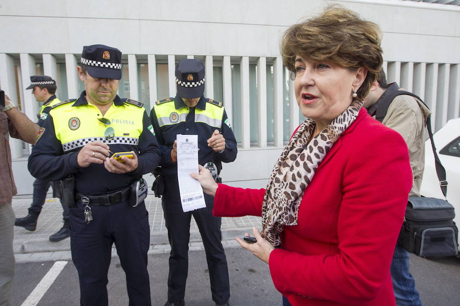 La concejala de Movilidad en el Ayuntamiento de Granada, Telesfora Ruiz, en la presentación del coche 'ponemultas'. 