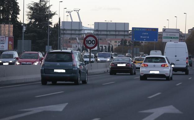 Limitar la velocidad a 90 kilómetros por hora en la Circunvalación de Granada "arreglará poco la contaminación"