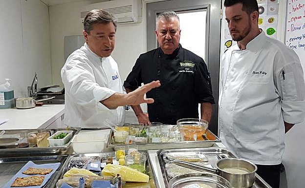 Joan Roca explica el menú a dos cocineros. 