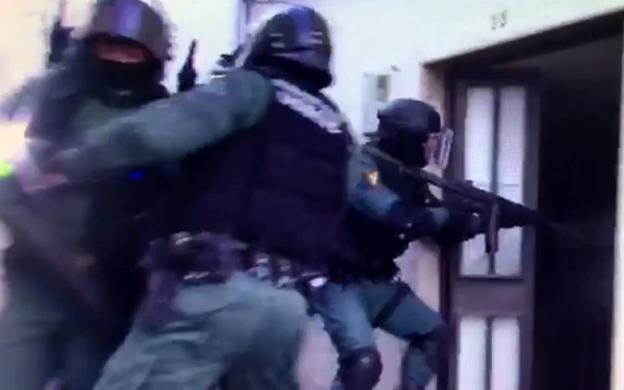 Momento en el que la Guardia Civil entra en una de las viviendas en busca de drogas.