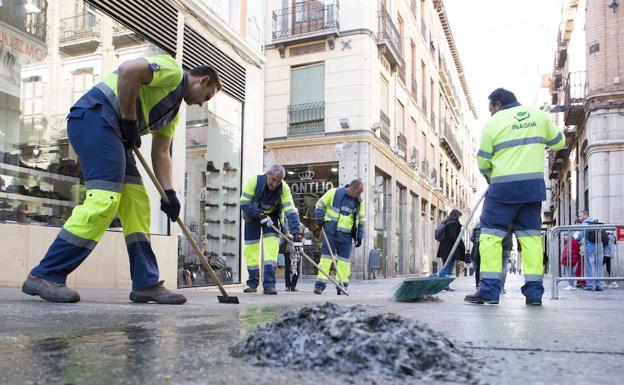 Operarios de Inagra trabajan en la limpieza de la cera tras las procesiones de Semana Santa. 