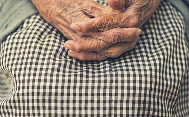 Absueltos los tres acusados de apoderarse de 150.000 euros de una anciana con Alzheimer en Granada