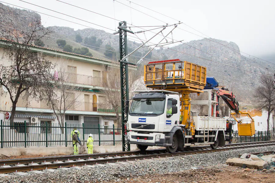 Operarios en la estación de San Francisco de Loja, donde un vehículo bimodal permite la elevación hasta las catenarias.