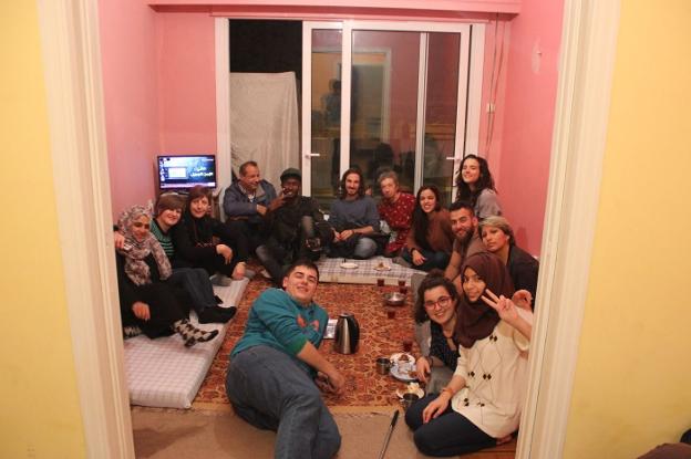 Víctor Carrero -tumbado delante-, junto con voluntarios y refugiados sirios tomando té.