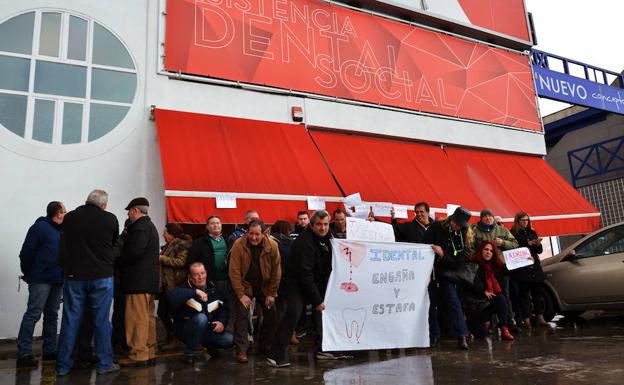 Medio centenar de afectados por una franquicia dental se concentra en su sede en Granada