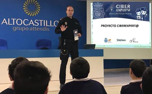 La Policía enseña a los escolares de Jaén cómo combatir los riesgos de internet 