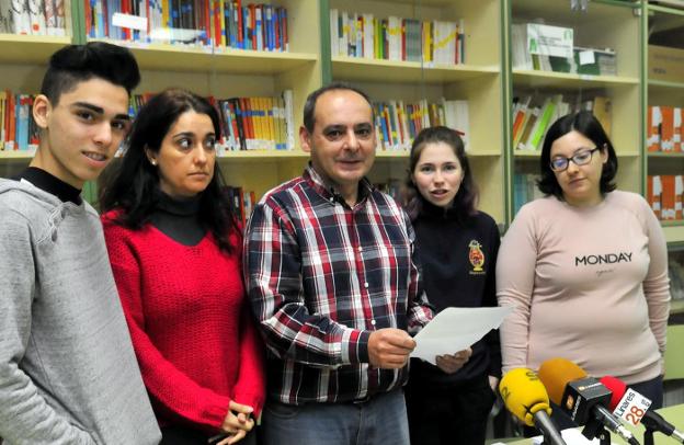 José Luis Rodríguez, en el centro, con la carta que enviarán a la delegada del Gobierno de la Junta en Jaén. 