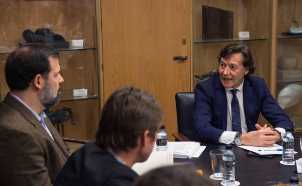 El secretario de Estado, José Ramón Lete, habla con el presidente de la ABP, Alfonso Reyes. 