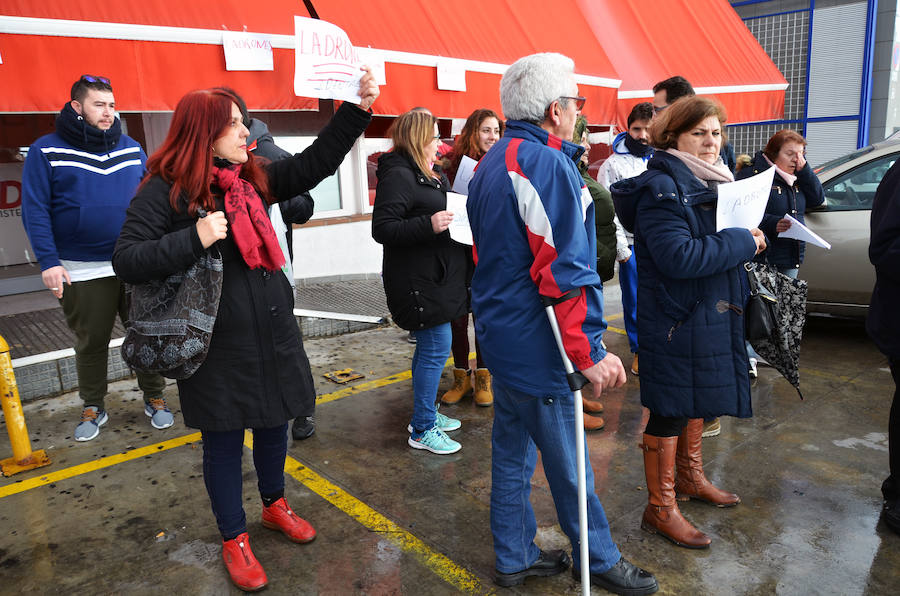 Medio centenar de personas se concentraron en las puertas de iDental