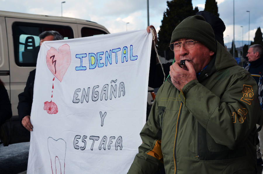 Medio centenar de personas se concentraron en las puertas de iDental