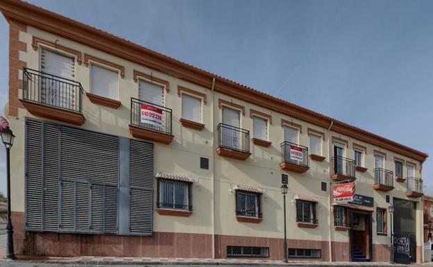 En Ventas de Huelma podemos adquirir un piso de pequeñas dimensiones por un precio de escándalo. Se trata de un acogedor piso de un dormitorio situado en la entrada de localidad, en un edificio de reciente construcción con ascensor. La vivienda cuenta con salón, cocina americana y baño con plato de ducha. Su precio parte de los 20.700 euros.