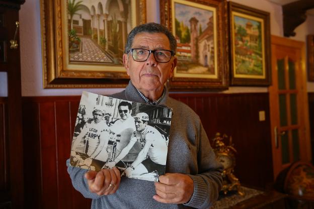 Joaquín Galera muestra una foto en compañía de su hermano (derecha) y Paco Galindo.