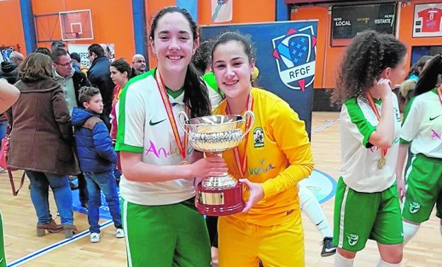 Ambas almerienses posan con el trofeo tras la final ante Murcia.