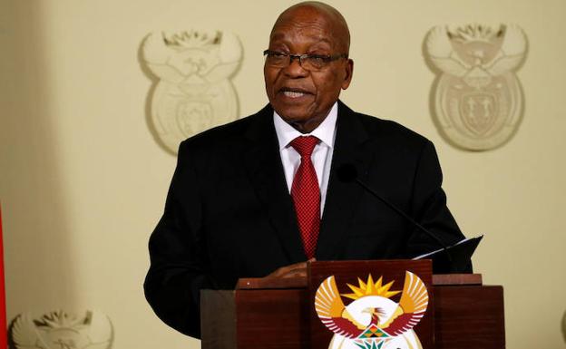 Zuma habla en una rueda de prensa. 