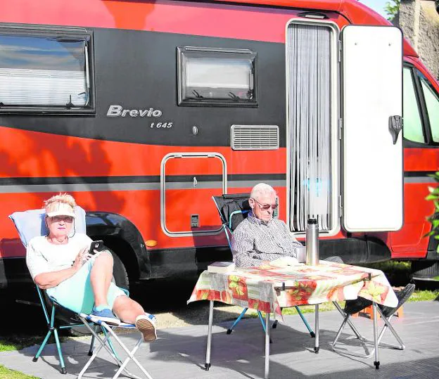 Dos turistas pasan un día de tranquilidad, junto a su caravana en el camping Don Cactus de Carchuna. javier martín