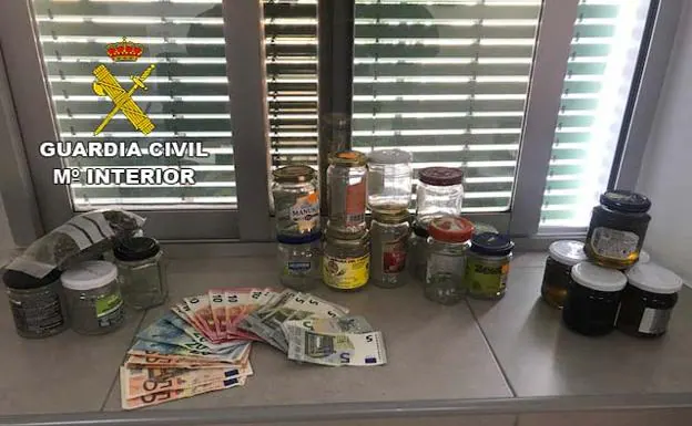 Tarros de marihuana a la venta en el mercadillo de Turre 