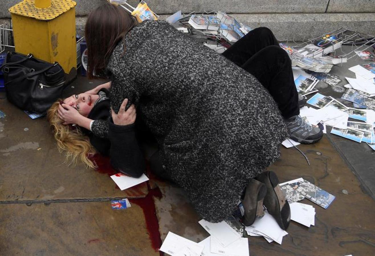 Una mujer ayudando a una de las víctimas del atropello masivo en el puente de Westminster en Londres, el 22 de marzo de 2017