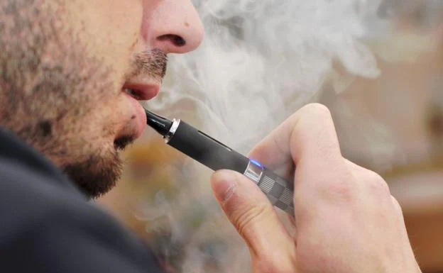 El nuevo 'boom' de los cigarrillos electrónicos: ¿es igual de perjudicial vapear que fumar?